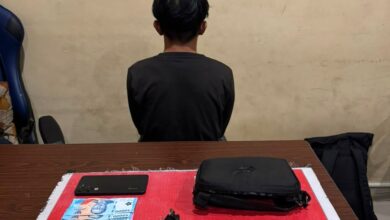 Tersangka FA (39) dan barang bukti yang berhasil diamankan petugas kepolisian