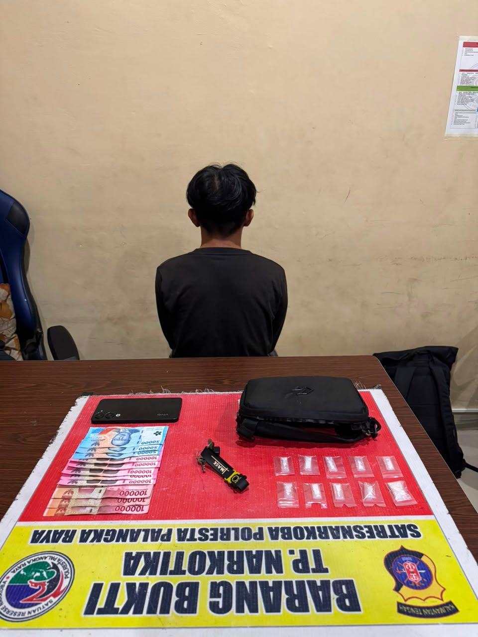 Tersangka FA (39) dan barang bukti yang berhasil diamankan petugas kepolisian