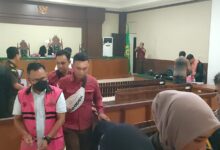 ‎Mantan Kadis ESDM Prov. Kalteng, VC saat meninggalkan ruang sidang,