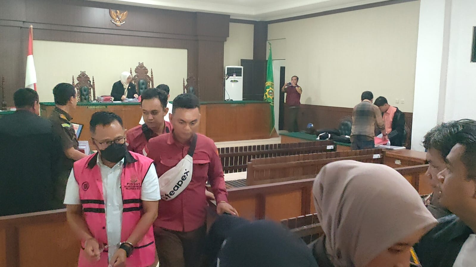 ‎Mantan Kadis ESDM Prov. Kalteng, VC saat meninggalkan ruang sidang,