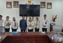Kepala Bapenda Kota Palangka Raya, Emi Abriyani, S.E., M.Si., saat foto dengan pdt. Kris Naptali pemohon pembetulan Wajib Pajak.