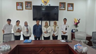Kepala Bapenda Kota Palangka Raya, Emi Abriyani, S.E., M.Si., saat foto dengan pdt. Kris Naptali pemohon pembetulan Wajib Pajak.