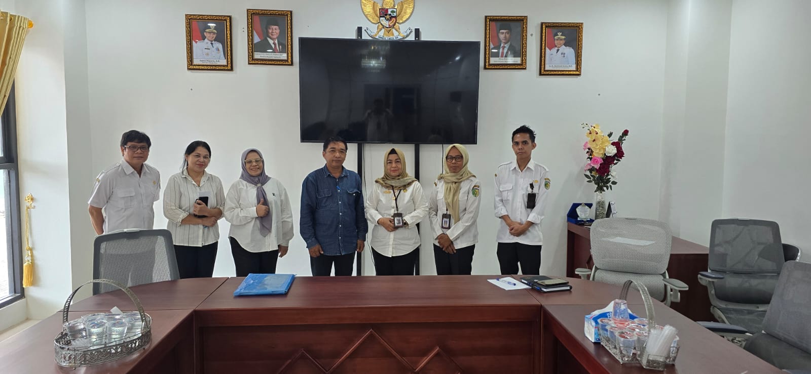 Kepala Bapenda Kota Palangka Raya, Emi Abriyani, S.E., M.Si., saat foto dengan pdt. Kris Naptali pemohon pembetulan Wajib Pajak.