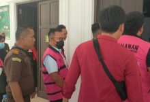 Terdakwa VC hendak memasuki ruang sidang Pengadilan Palangka Raya