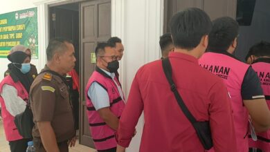 Terdakwa VC hendak memasuki ruang sidang Pengadilan Palangka Raya