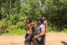 Petugas kepolisian mengamankan ODGJ yang meresahkan warga di Desa Kantan Dalam Kecamatan Pandih Batu, Kabupaten Pulang Pisau