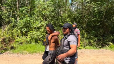 Petugas kepolisian mengamankan ODGJ yang meresahkan warga di Desa Kantan Dalam Kecamatan Pandih Batu, Kabupaten Pulang Pisau