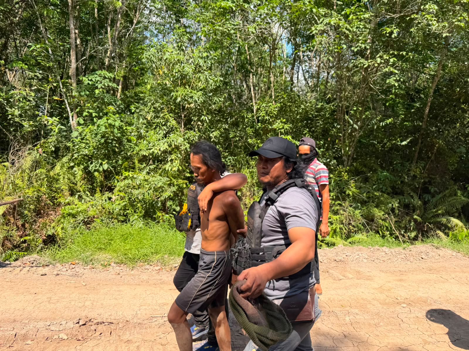 Petugas kepolisian mengamankan ODGJ yang meresahkan warga di Desa Kantan Dalam Kecamatan Pandih Batu, Kabupaten Pulang Pisau