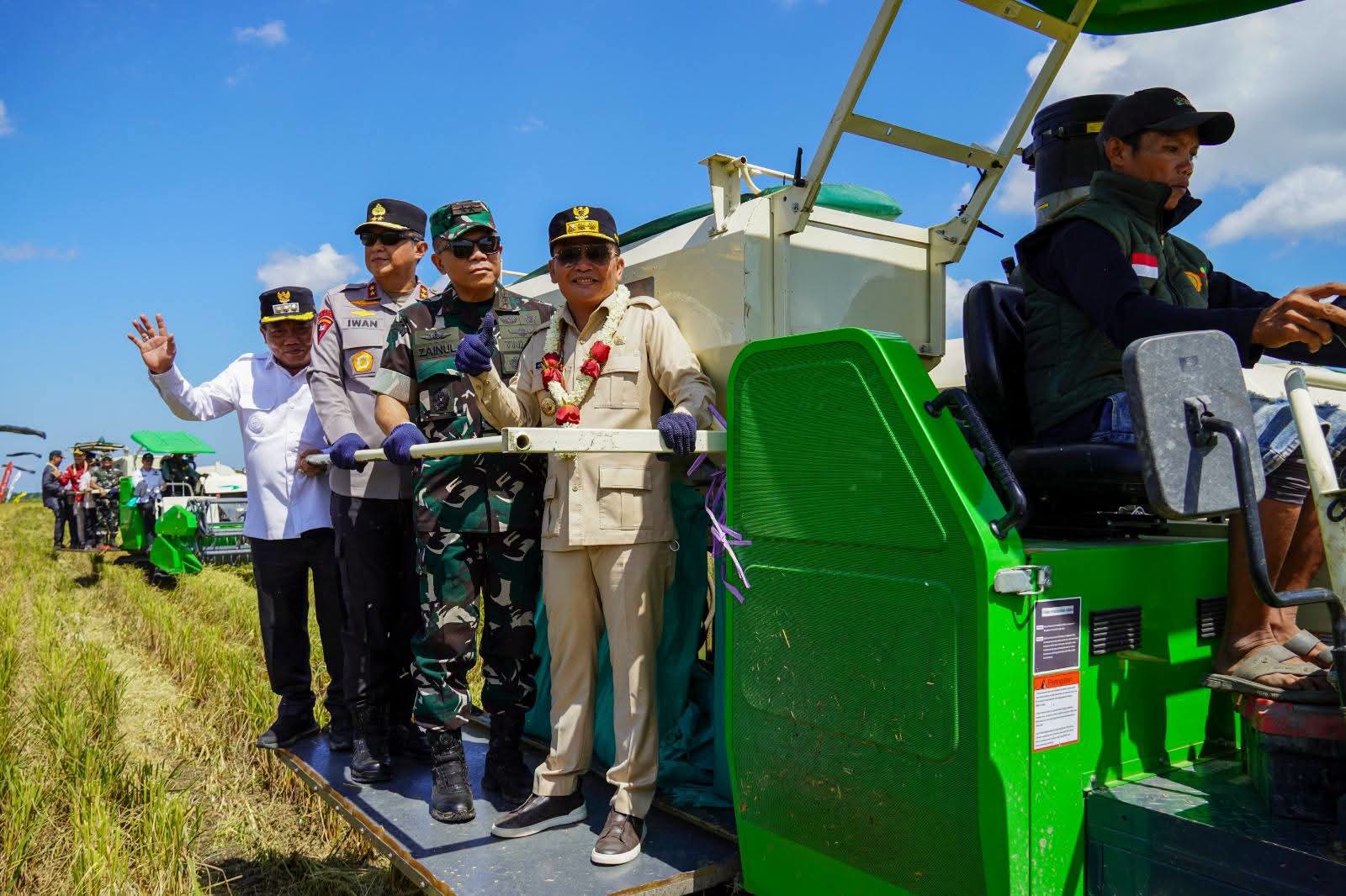Gubernur Kalteng, H. Agustiar Sabran saat mengikuti pelaksanaan kegiatan panen raya padi, di Desa Terusan Mulya, Kecamatan Bataguh, Kabupaten Kapuas,
