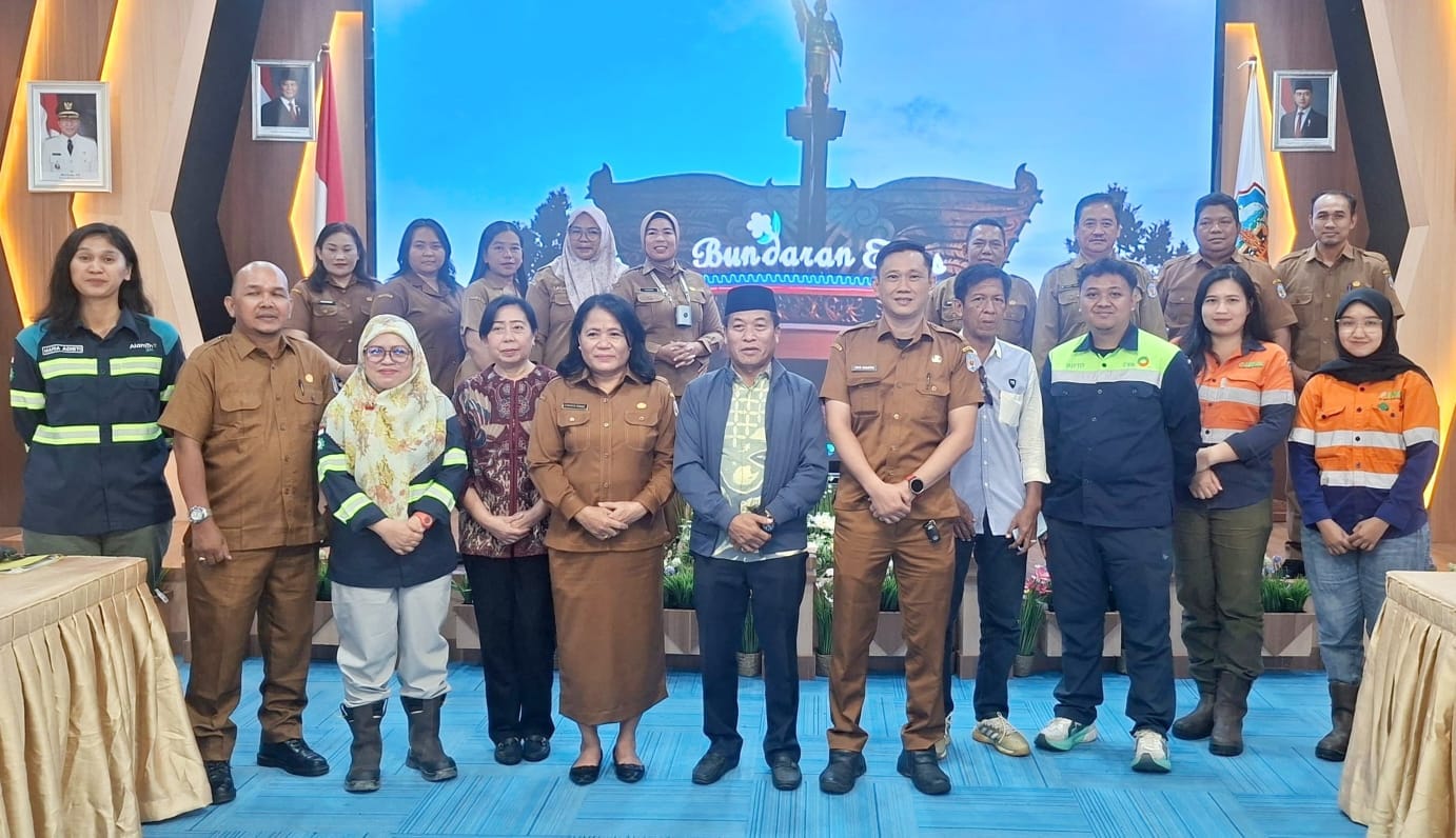 Rumiadi berfoto bersama setelah audiensi bersama Bapperida Murung Raya dan pihak perusahaan