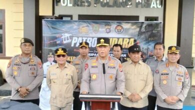 ‎Kapolda Kalteng, Irjen Pol. Iwan Kurniawan bersama Gubernur Kalteng, H. Agustiar Sabran dan Wakil Gubernur H. Edy Pratowo saat menyampaikan arahan terkait temuan titik api di wilayahTumbang Nusa, Kabupaten Pulang Pisau,