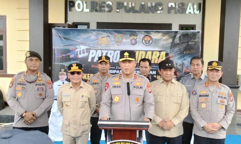 Kapolda Kalteng, Irjen Pol. Iwan Kurniawan bersama Gubernur Kalteng, H. Agustiar Sabran dan Wakil Gubernur H. Edy Pratowo saat menyampaikan arahan terkait temuan titik api di wilayahTumbang Nusa, Kabupaten Pulang Pisau,