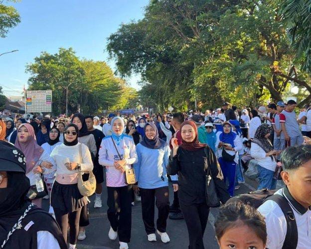 Ketua TP PKK Kalteng, Aisyah Thisia Agustiar Sabran saat menghadiri kegiatan Jalan Sehat Anti Mager dan Festival Kuliner yang digelar di Rumah Jabatan Gubernur Sulawesi Selatan