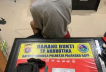 Tersangka ARF bersama barang bukti enam paket narkotika berhasil diamankan petugas kepolisian