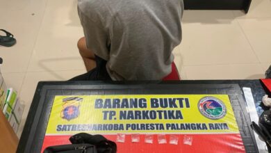 Tersangka ARF bersama barang bukti enam paket narkotika berhasil diamankan petugas kepolisian