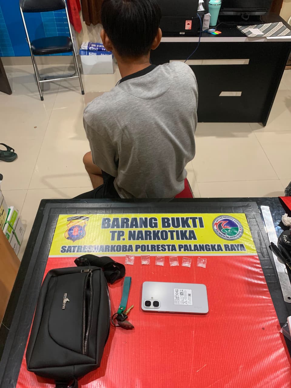 Tersangka ARF bersama barang bukti enam paket narkotika berhasil diamankan petugas kepolisian