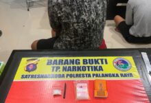 Tersangka AL diamankan petugas kepolisian,