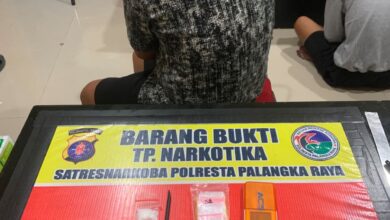 Tersangka AL diamankan petugas kepolisian,