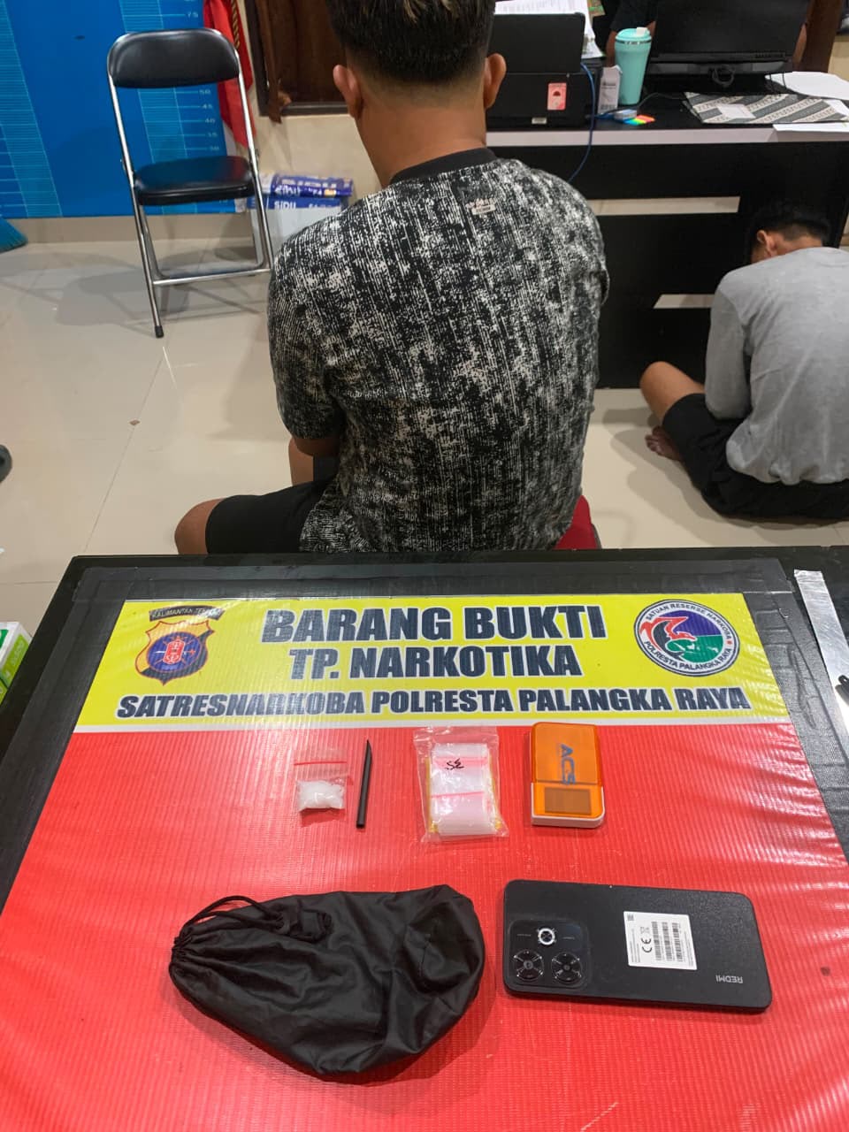 Tersangka AL diamankan petugas kepolisian,