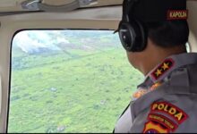 Kapolda Kalteng Irjen Pol Iwan Kurniawan ketika memantau perkembangan titik panas berdasarkan data aplikasi Sipongi di sejumlah wilayah Kalimantan Tengah melalui patroli udara