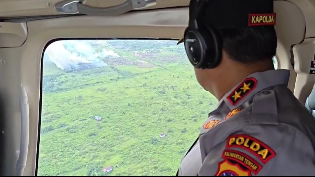 Kapolda Kalteng Irjen Pol Iwan Kurniawan ketika memantau perkembangan titik panas berdasarkan data aplikasi Sipongi di sejumlah wilayah Kalimantan Tengah melalui patroli udara