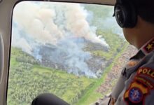 Kapolda Kalteng Irjen Pol Iwan Kurniawan bersama Gubernur Kalteng Agustiar Sabran saat melakukan patroli udara memantau kondisi karhutla di wilayah Kalimantan Tengah