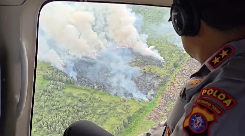 Kapolda Kalteng Irjen Pol Iwan Kurniawan bersama Gubernur Kalteng Agustiar Sabran saat melakukan patroli udara memantau kondisi karhutla di wilayah Kalimantan Tengah