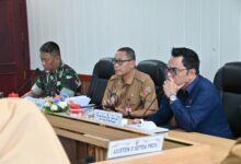 ‎Staf Ahli Gubernur Bidang Ekonomi, Keuangan, dan Pembangunan Yuas Elko saat mengikuti rakor dari Ruang Rapat Bajakah, Lantai II Kantor Gubernur Kalteng