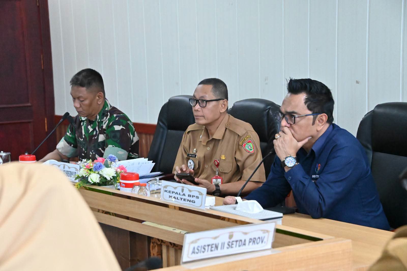 Staf Ahli Gubernur Bidang Ekonomi, Keuangan, dan Pembangunan Yuas Elko saat mengikuti rakor dari Ruang Rapat Bajakah, Lantai II Kantor Gubernur Kalteng