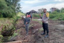 ‎Bhabinkamtibmas Kelurahan Panarung, Aiptu Edy Prayitno saat mensosialisasikan tidak membakar lahan kepada warga binaannya,
