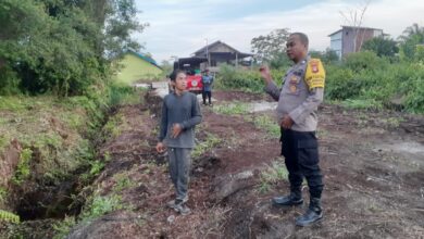 ‎Bhabinkamtibmas Kelurahan Panarung, Aiptu Edy Prayitno saat mensosialisasikan tidak membakar lahan kepada warga binaannya,