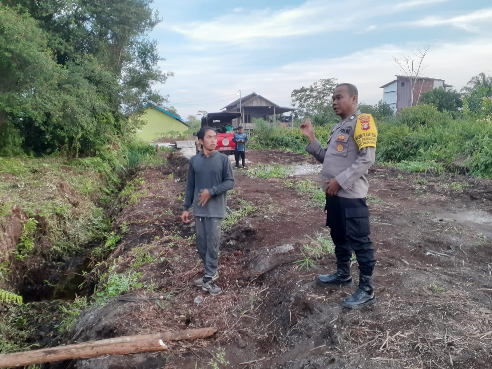 ‎Bhabinkamtibmas Kelurahan Panarung, Aiptu Edy Prayitno saat mensosialisasikan tidak membakar lahan kepada warga binaannya,