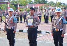 Personel Polres Katingan mengikuti upacara Pemberhentian Tidak Dengan Hormat (PTDH) terhadap Brigpol Bugar Sucianur di halaman Mapolres Katingan