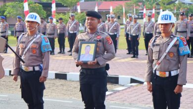 Personel Polres Katingan mengikuti upacara Pemberhentian Tidak Dengan Hormat (PTDH) terhadap Brigpol Bugar Sucianur di halaman Mapolres Katingan