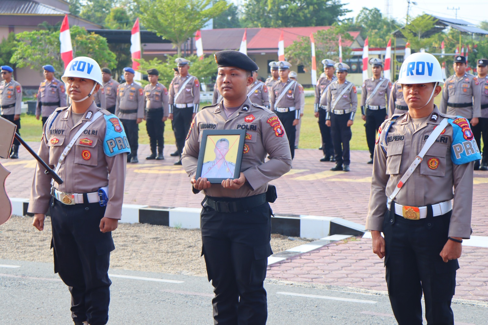 Personel Polres Katingan mengikuti upacara Pemberhentian Tidak Dengan Hormat (PTDH) terhadap Brigpol Bugar Sucianur di halaman Mapolres Katingan