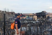 Aparat kepolisian melakukan Olah TKP di lokasi kebakaran yang menghanguskan puluhan bangunan di kawasan Jalan Dr. Murjani Gang Sari 45, Kelurahan Pahandut, Kota Palangka Raya