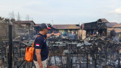 Aparat kepolisian melakukan Olah TKP di lokasi kebakaran yang menghanguskan puluhan bangunan di kawasan Jalan Dr. Murjani Gang Sari 45, Kelurahan Pahandut, Kota Palangka Raya
