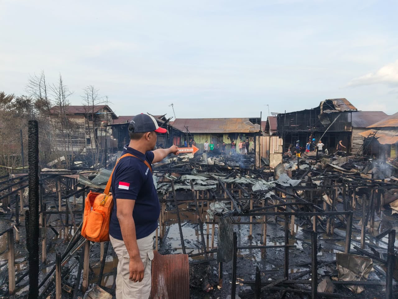 Aparat kepolisian melakukan Olah TKP di lokasi kebakaran yang menghanguskan puluhan bangunan di kawasan Jalan Dr. Murjani Gang Sari 45, Kelurahan Pahandut, Kota Palangka Raya
