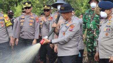 Kapolda Kalteng Irjen Pol Iwan Kurniawan bersama beberapa personel saat memadamkan karhutla di kawasan Tumbang Nusa