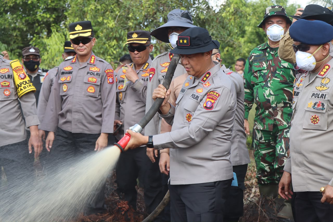 Kapolda Kalteng Irjen Pol Iwan Kurniawan bersama beberapa personel saat memadamkan karhutla di kawasan Tumbang Nusa