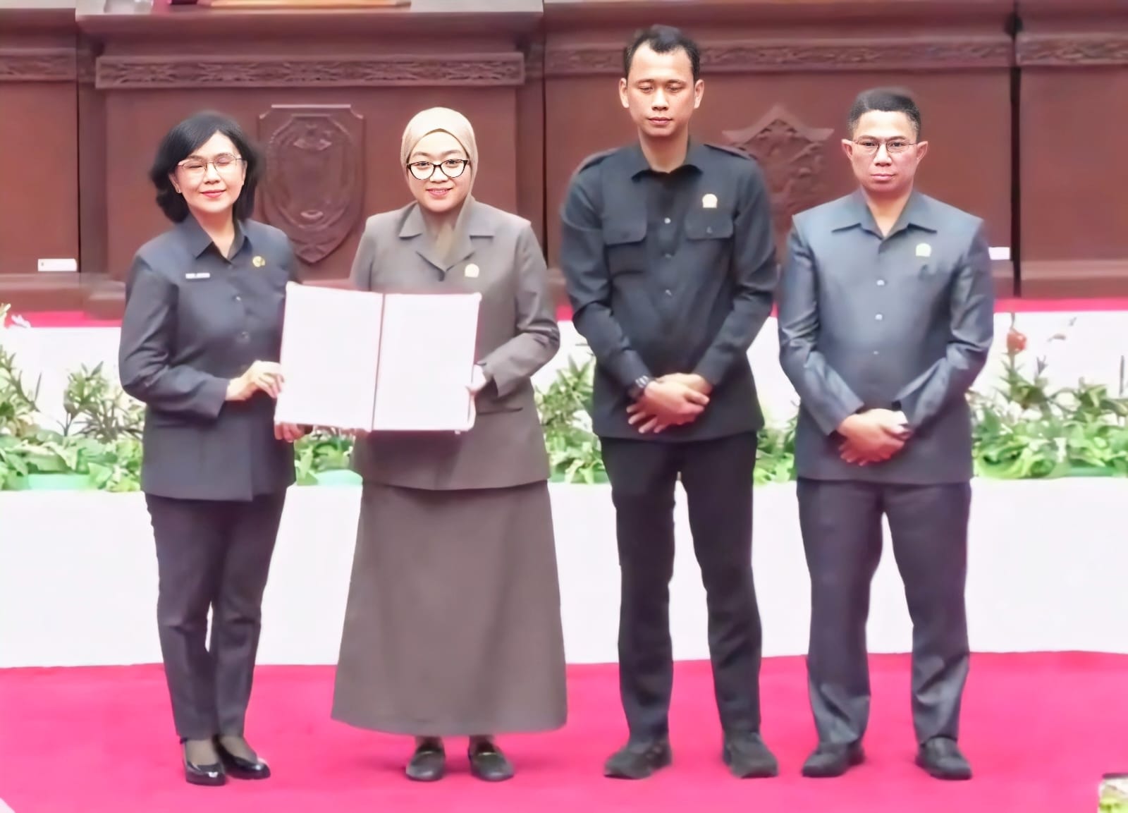 Penandatanganan berita acara persetujuan bersama Gubernur Kalimantan Tengah dengan pimpinan DPRD Provinsi Kalimantan Tengah terhadap Raperda Provinsi Kalimantan Tengah