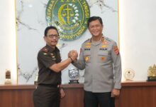 Kapolda Kalteng Irjen Pol Iwan Kurniawan berjabat tangan dengan disambut langsung Kepala Kejaksaan Tinggi Kalimantan Tengah Nurcahyo JM