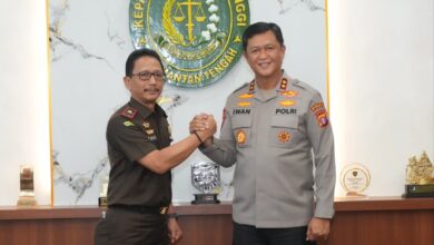 Kapolda Kalteng Irjen Pol Iwan Kurniawan berjabat tangan dengan disambut langsung Kepala Kejaksaan Tinggi Kalimantan Tengah Nurcahyo JM