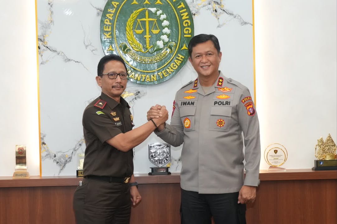 Kapolda Kalteng Irjen Pol Iwan Kurniawan berjabat tangan dengan disambut langsung Kepala Kejaksaan Tinggi Kalimantan Tengah Nurcahyo JM