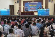 Petugas kepolisian saat membekali peserta didik pada momen MPLS di salah satu SMKN yang ada di Kota Palangka Raya,