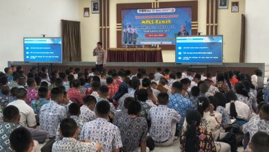 Petugas kepolisian saat membekali peserta didik pada momen MPLS di salah satu SMKN yang ada di Kota Palangka Raya,