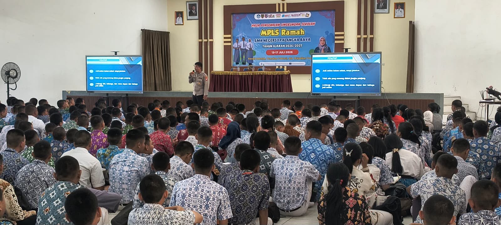 Petugas kepolisian saat membekali peserta didik pada momen MPLS di salah satu SMKN yang ada di Kota Palangka Raya,