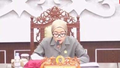Wakil Ketua I DPRD Kalteng, Riska Agustin saat memimpin rapat.