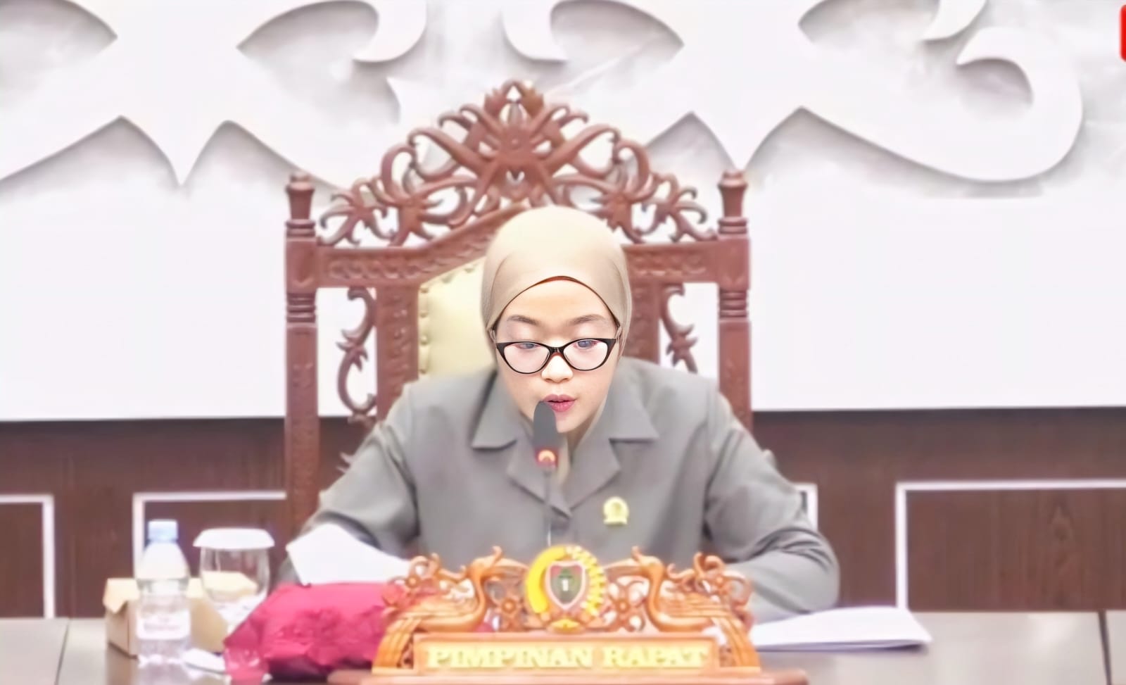 Wakil Ketua I DPRD Kalteng, Riska Agustin saat memimpin rapat.