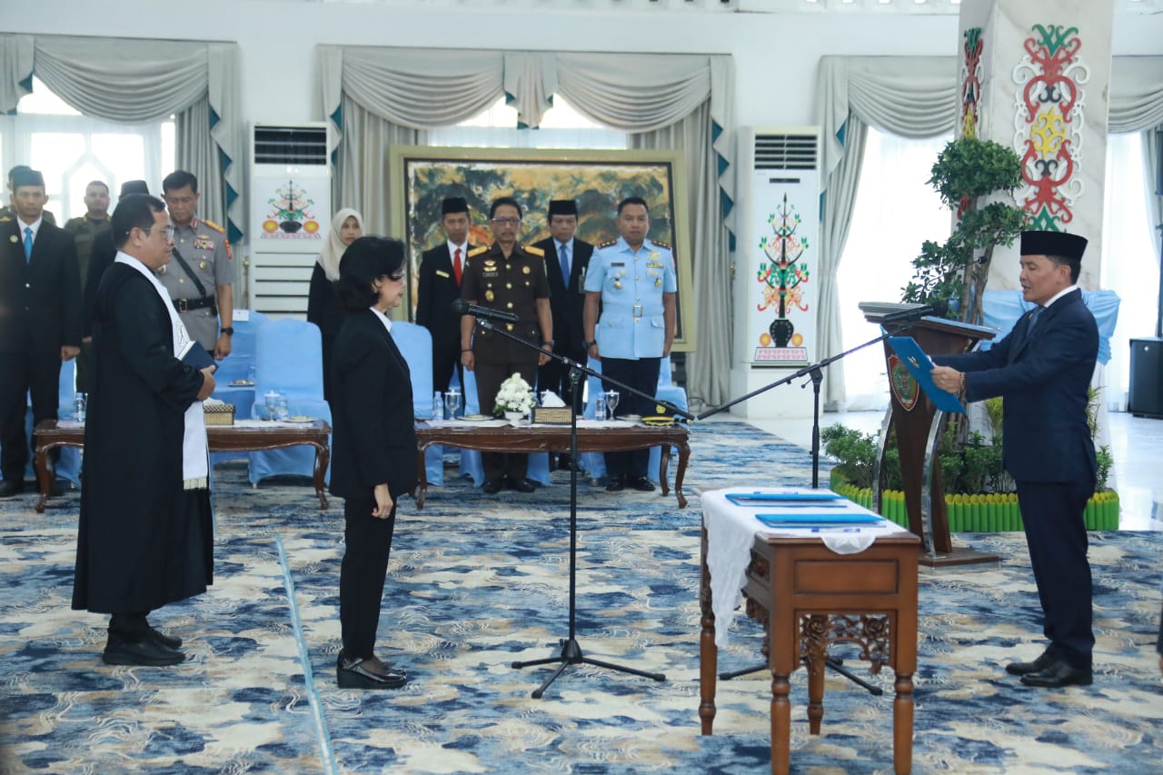 ‎Prosesi pengambilan sumpah dan janji dr. Linae Victoria Aden sebagai Sekda Kalteng oleh Gubernur H. Agustiar Sabran, di Istana Isen Mulang, Rumah Jabatan Gubernur Kalteng,